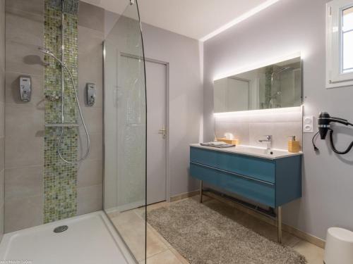 Ванная комната в Chambre spacieuse avec sauna et vélos électriques à Vyans-le-Val - FR-1-583-264