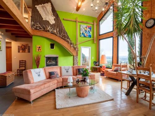Гостиная зона в Chambre spacieuse avec sauna et vélos électriques à Vyans-le-Val - FR-1-583-264