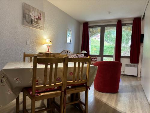 une salle à manger avec une table et une table et des chaises dans l'établissement Charmant T2 Terrasse Parking - Proche Pistes - FR-1-329-98, à La Plagne Tarentaise