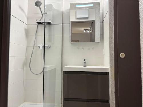 une salle de bain avec douche et lavabo dans l'établissement Charmant T2 Terrasse Parking - Proche Pistes - FR-1-329-98, à La Plagne Tarentaise