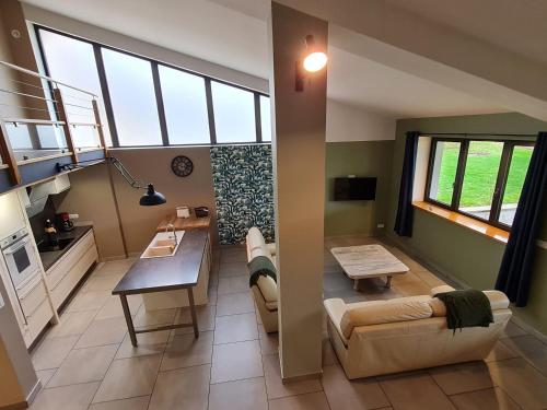 un salon avec un canapé et une table dans l'établissement Gîte confortable à Athienville - FR-1-584-359, à Athienville