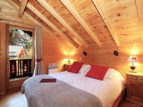 une chambre avec un lit dans une cabane en bois dans l'établissement Chalet de luxe 8 chambres avec sauna et parking à Courchevel La Tania - FR-1-575-232, à Courchevel