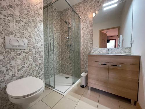 une salle de bain avec toilettes et douche en verre dans l'établissement Appartement lumineux avec balcons, WIFI et parking à Samoëns - FR-1-624-172, à Samoëns