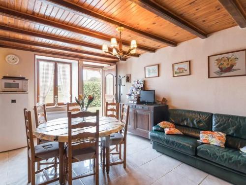 un salon avec une table et un canapé dans l'établissement Chambres avec salle d'eau privative, petit-déjeuner et terrasse à Melin - FR-1-583-289, à Melin