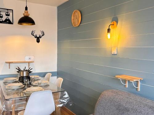 - une salle à manger avec une table et des assiettes dans l'établissement Charmant 2 pièces pour 5 pers. avec cuisine équipée et wifi, au cœur d'Avoriaz - FR-1-634-104, à Morzine