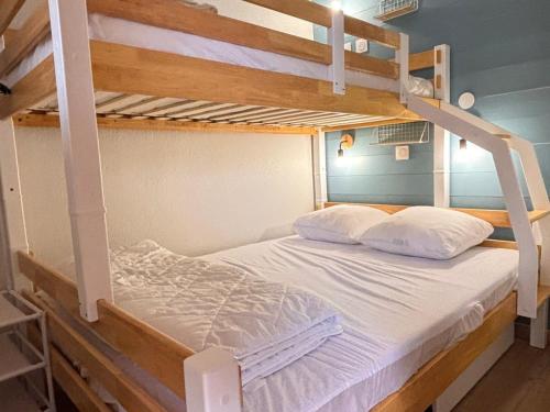 - un lit superposé avec 2 oreillers blancs dans l'établissement Charmant 2 pièces pour 5 pers. avec cuisine équipée et wifi, au cœur d'Avoriaz - FR-1-634-104, à Morzine