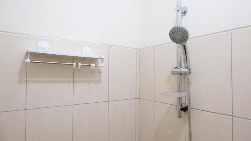 Koupelna v ubytování Cozy Stay and Best 1BR at Pavilion Permata Apartment By Travelio