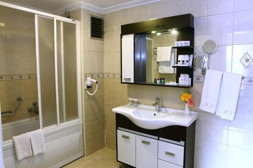 bagno con lavandino e doccia di Buyuk Saruhan Hotel a Manisa