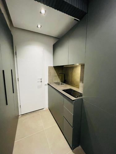 O bucătărie sau chicinetă la Apple apartment