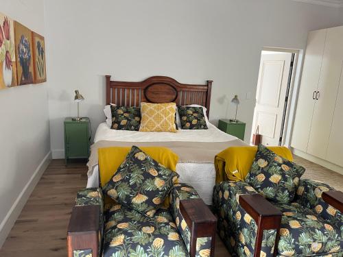 1 dormitorio con 1 cama y 2 sofás en On Musson, en Hermanus
