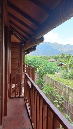 Pemandangan gunung umum atau pemandangan gunung yang diambil dari rumah tamu ini