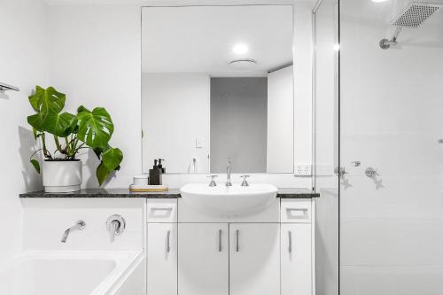 Ένα μπάνιο στο Apartment 2 Surfside