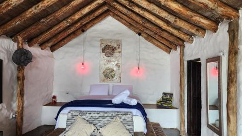 Postel nebo postele na pokoji v ubytování Hobbit Hotel El peñol Guatapé