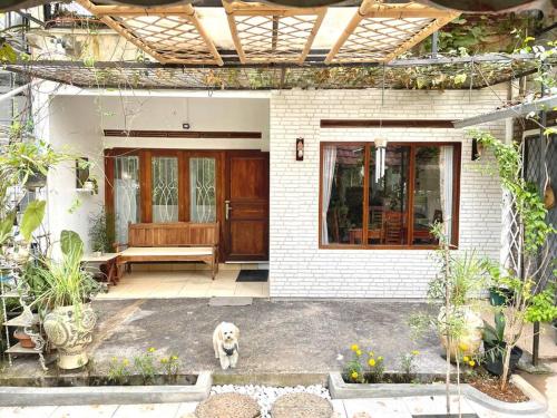 Gambar di galeri bagi Grandma house in the village with back garden di Bandung