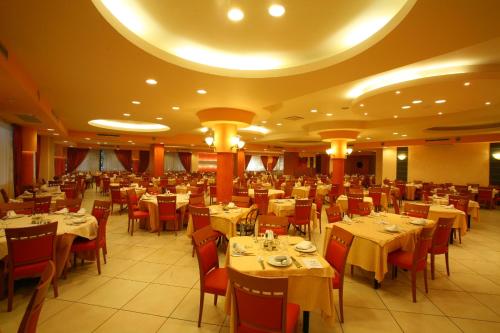 Un restaurante u otro lugar para comer en Hotel Club Astor