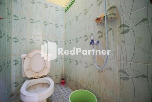 Koupelna v ubytování Surabaya Jaya Hotel near Soekarno Hatta Airport Redpartner
