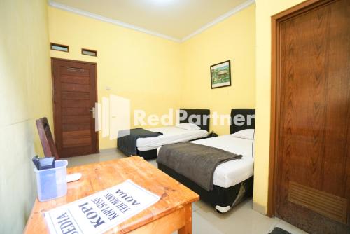 Katil atau katil-katil dalam bilik di Surabaya Jaya Hotel near Soekarno Hatta Airport Redpartner