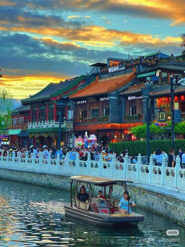 Happy Dragon Imperial Garden Courtyard --Newly renovated French Window with garden view, Close to Lama Temple Forbidden City&Subway Nearby &free coffee & Free laundry&English speaking with tour services &Free WiFi unlimited for Western software