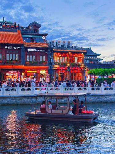 Clients de l'établissement Happy Dragon Imperial Garden Courtyard --Newly renovated French Window with garden view, Close to Lama Temple Forbidden City&Subway Nearby &free coffee & Free laundry&English speaking with tour services &Free WiFi unlimited for Western software