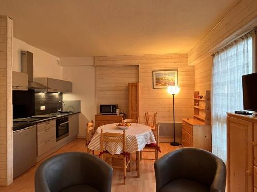 une cuisine avec une table et des chaises dans une cuisine dans l'établissement Grand Studio Centre Ville 4-6 Pers, Parking Proche - FR-1-234-332, à Cauterets