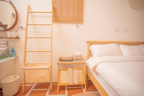 a small bedroom with a bed and a ladder at Zhu Shan Xian Ting in Jincheng