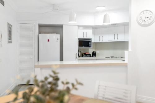 Dapur atau dapur kecil di Belle Escapes Seashells on the Beach