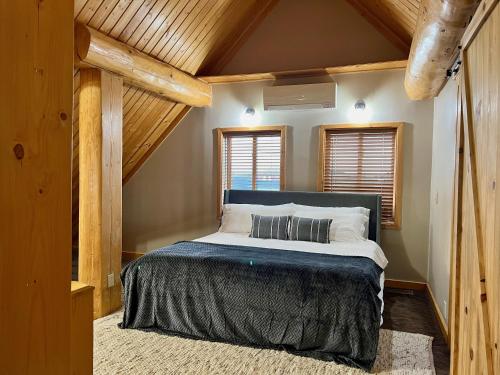 Ένα ή περισσότερα κρεβάτια σε δωμάτιο στο Lakefront Cabin, HotTub, Boat Launch