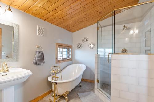 Ένα μπάνιο στο Lakefront Cabin, HotTub, Boat Launch