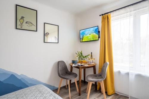 Телевизор и/или развлекательный центр в Green Garden & Private Parking Apartments with Playground