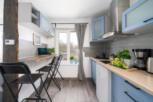 Кухня или мини-кухня в Green Garden & Private Parking Apartments with Playground
