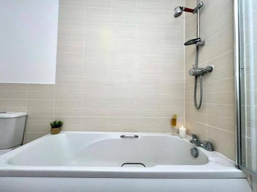 Ένα μπάνιο στο Contractor 4 Bed, Sleeps 7 Long Stay Discount