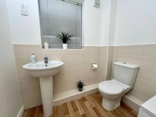 Ένα μπάνιο στο Contractor 4 Bed, Sleeps 7 Long Stay Discount