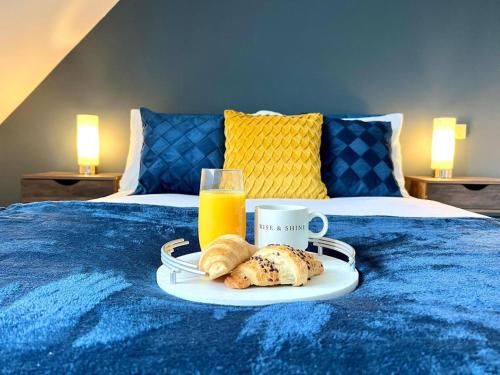 Ένα ή περισσότερα κρεβάτια σε δωμάτιο στο Contractor 4 Bed, Sleeps 7 Long Stay Discount