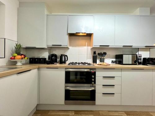 Η κουζίνα ή μικρή κουζίνα στο Contractor 4 Bed, Sleeps 7 Long Stay Discount