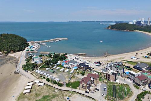 an aerial view of a beach with a parking lot at Hakahmpo Haneul Pension in Taean