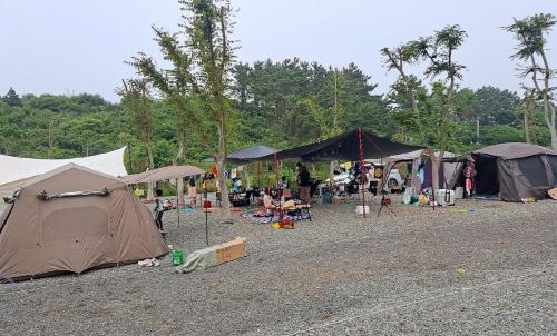 a group of tents in a parking lot at Padowa Noeul Camping in Mokōri