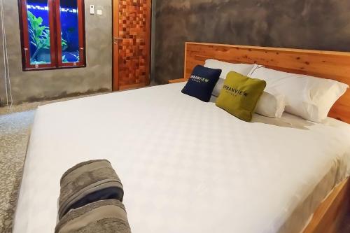 Postel nebo postele na pokoji v ubytování Urbanview Hotel Keys Home Syariah Banjarmasin