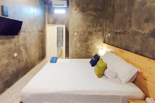 Postel nebo postele na pokoji v ubytování Urbanview Hotel Keys Home Syariah Banjarmasin