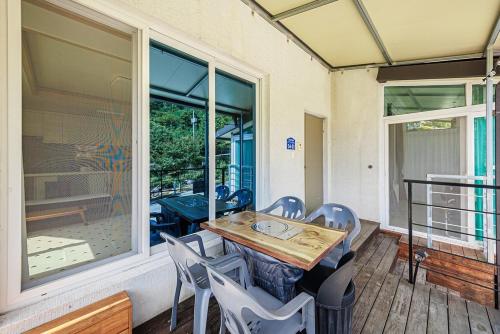 Balkón nebo terasa v ubytování Gapyeong Yongso Falls Yangji Pension