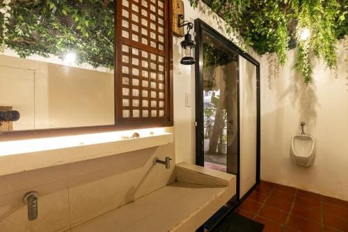 Koupelna v ubytování Balai Lianne Beach Resort