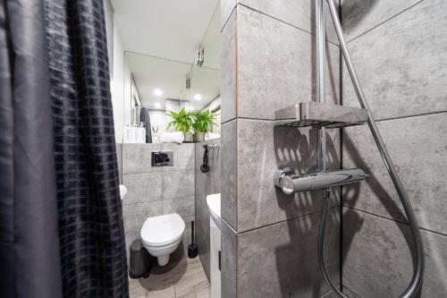 Ванная комната в Green Garden & Private Parking Apartments with Playground