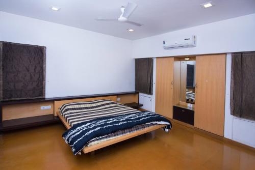 Ένα ή περισσότερα κρεβάτια σε δωμάτιο στο Tranquil Woods - 2BR Villa with Private Pool & Lawn near Bangalore
