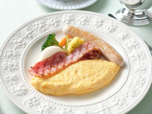 a white plate with a sandwich with meat and vegetables at HOTEL de L'ALPAGE in Chino