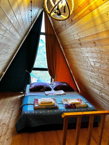 Un dormitorio con una cama en una tienda de campaña. en off in racha, en Ambrolauri