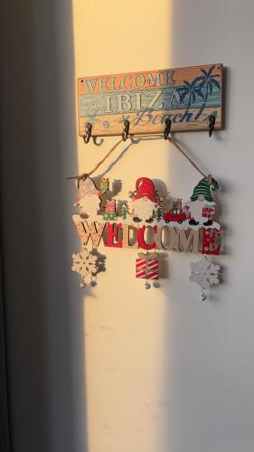une étagère avec des ornements de Noël sur un mur dans l'établissement Petite maison, à Trungy