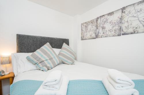 Giường trong phòng chung tại The Rath Cottage