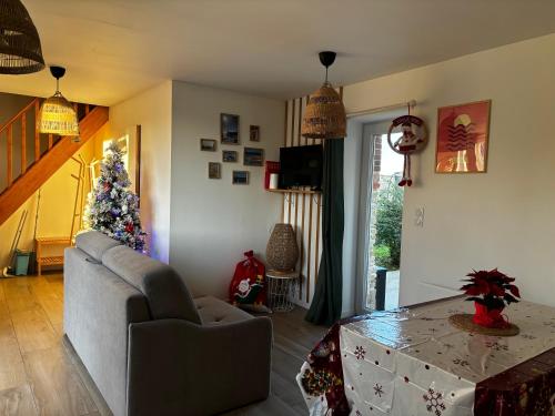 - un salon avec un arbre de Noël et un canapé dans l'établissement Petite maison, à Trungy