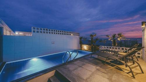 a swimming pool on the side of a building at Pohang Uni’s Ocean Pool Villa in Pohang