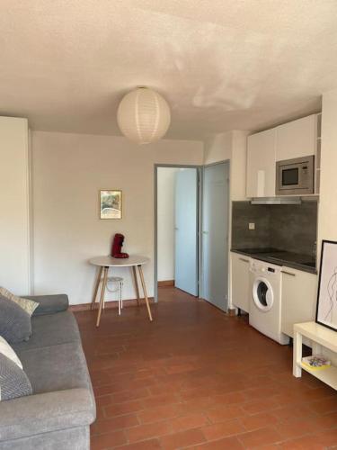 un salon avec un canapé et une table dans l'établissement Charmant 2 pièces climatisé à 50m de la plage, à Sète