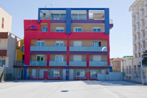 Edificio con decorazioni rosse e blu di Residence La Nave a Senigallia